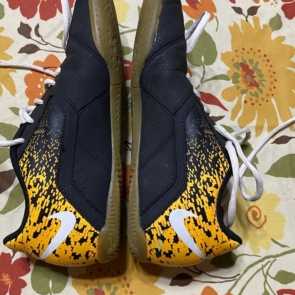 EUC Nike Bombax IC 826485 002 Indoor Soccer Black Yellow‎ Men's SIZE 7.